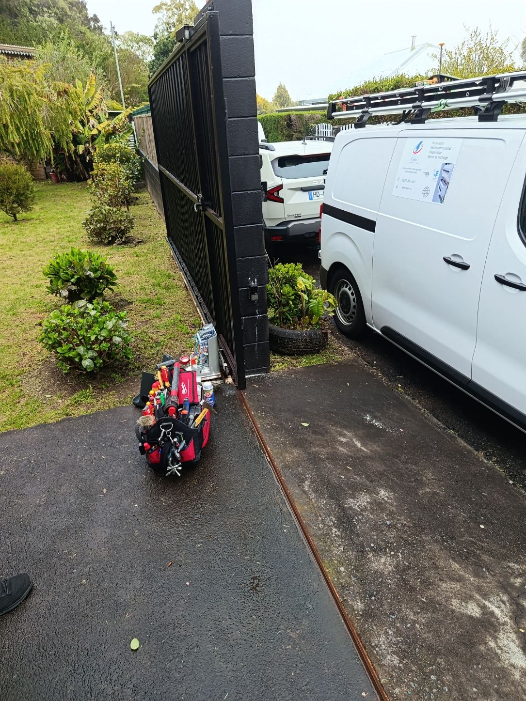 Le camion T'ELEC sur un chantier de portail