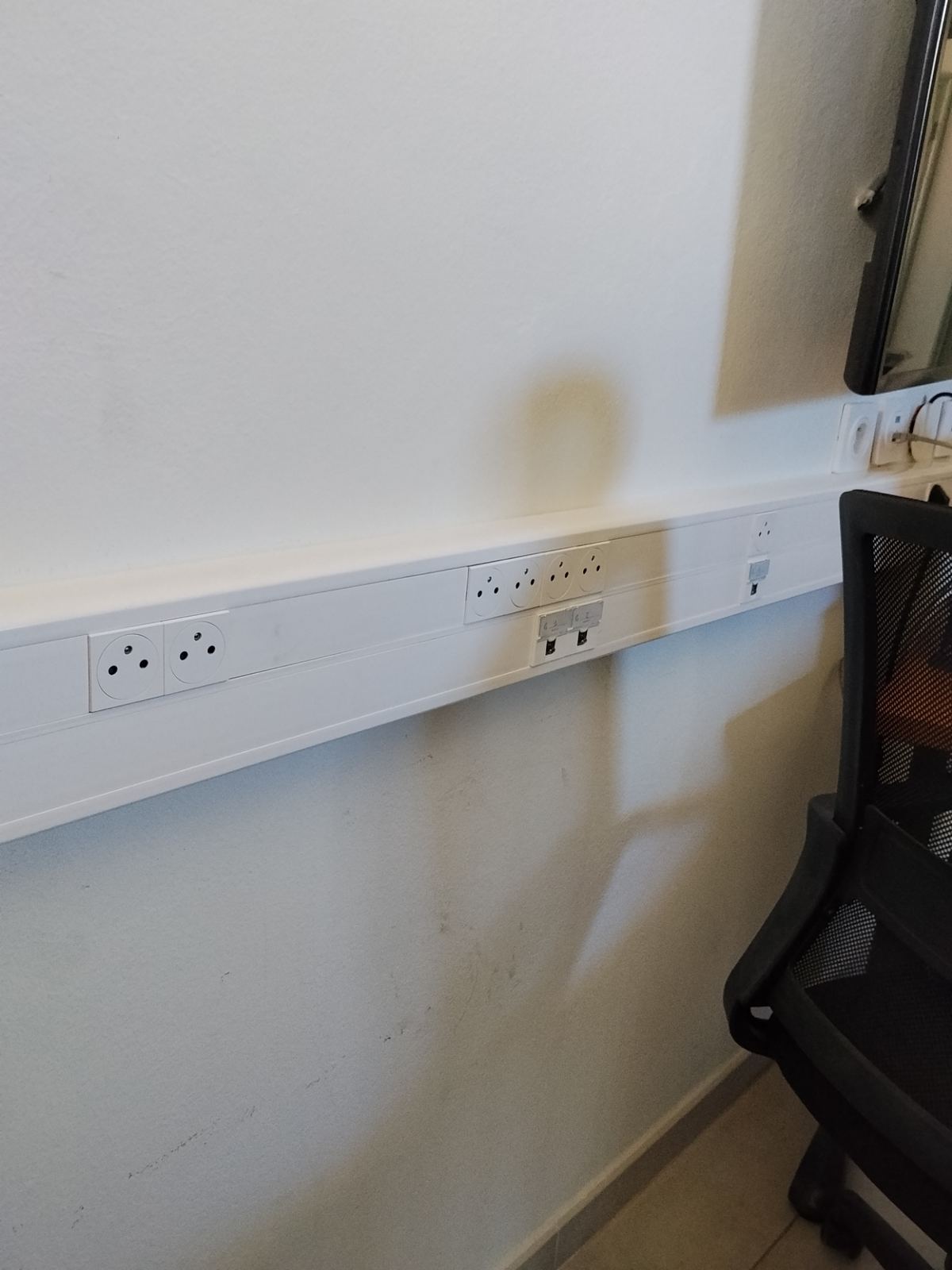 Prises sous goulotte – réalisation T'ELEC